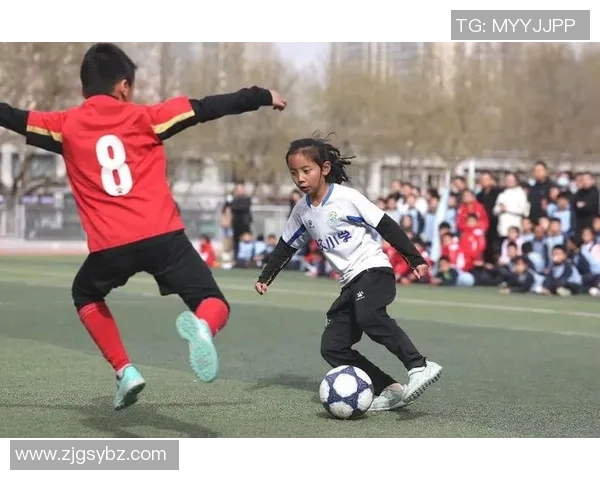 足球球星与挚友携手共创绿茵场上温情与荣耀故事